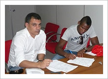 Gelson, Sergio Bueno and Carlos Oliveira, football manager of Ipatinga FC.